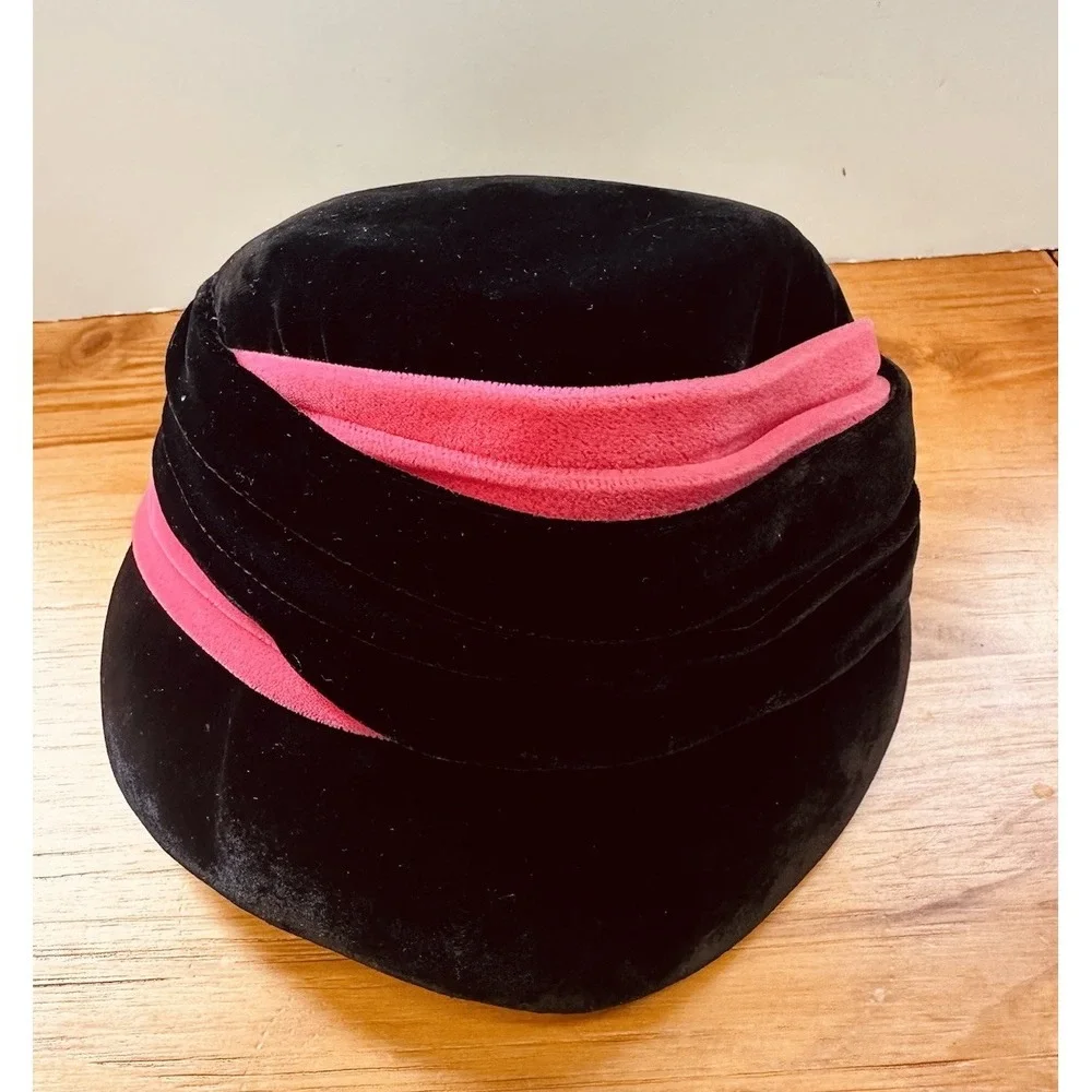 Womens Soft Black & Bright Pink Velvet 1960s Vintage Hat Pre-owned